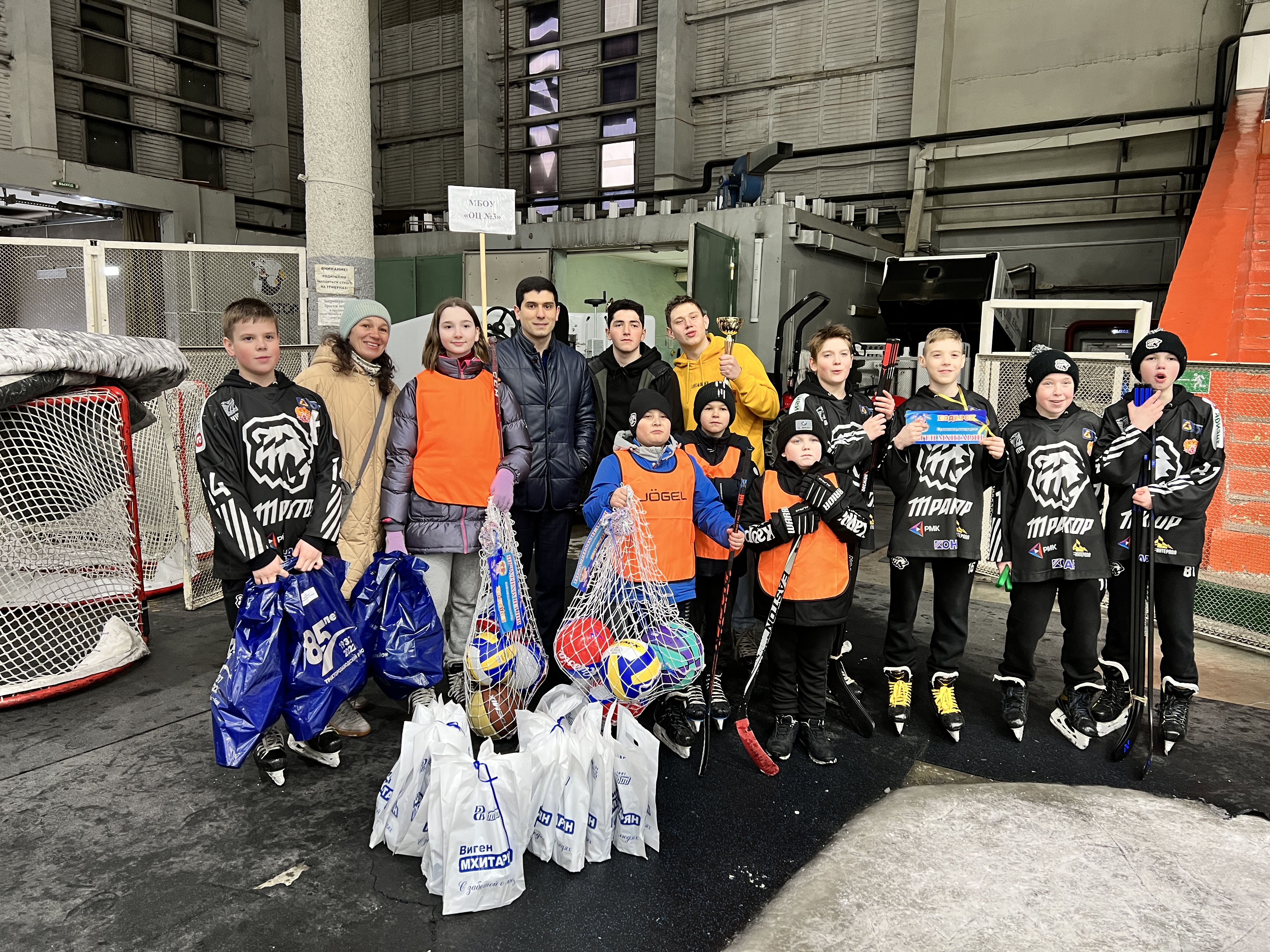 Виген Мхитарян наградил 6 команд-победителей хоккейного турнира!