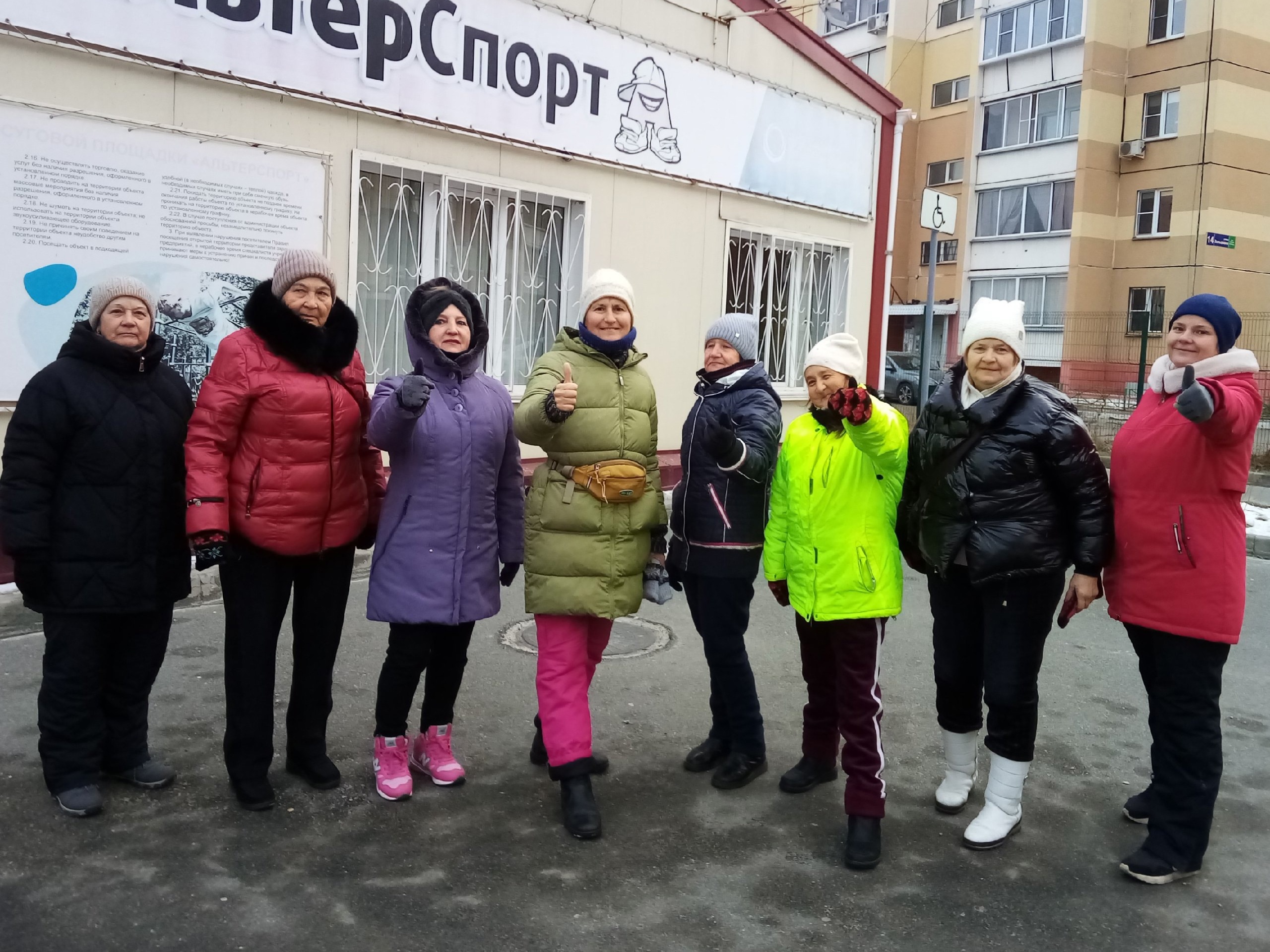 В микрорайоне Чурилово для жителей проходят занятия по северной ходьбе