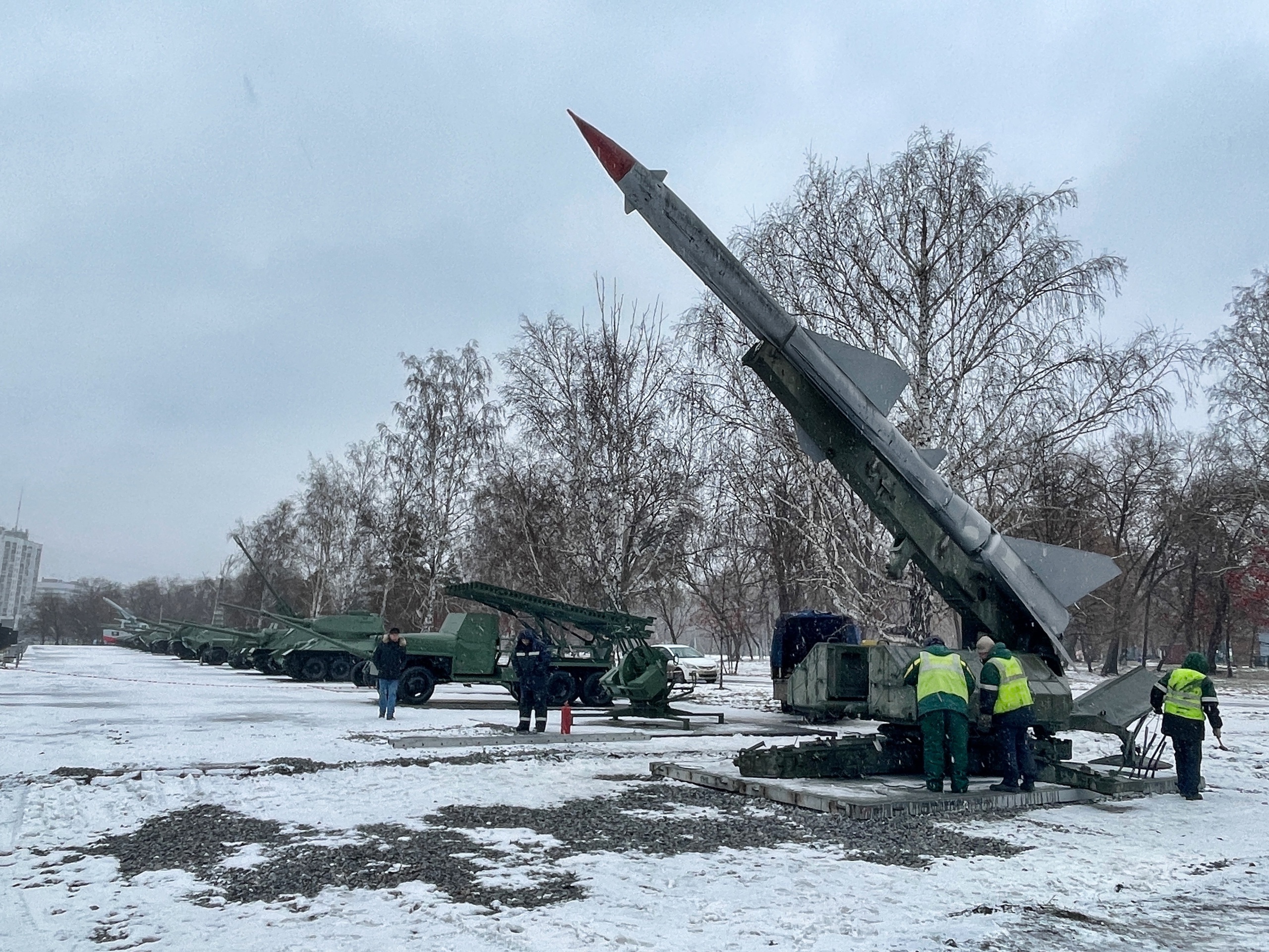 В парке «Сад Победы» установили новые экспонаты