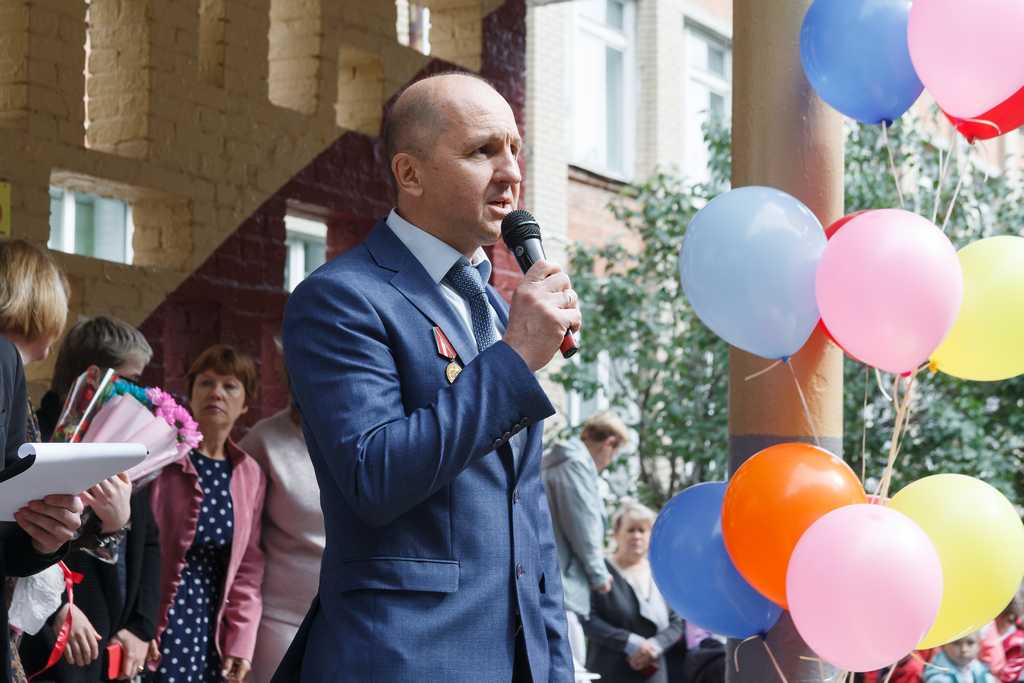 Депутат Челябинской городской Думы Валерий Кременевский поздравил школьников с началом учебного года