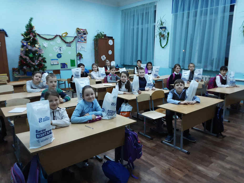 Депутат Челябинской городской Думы Виген Мхитарян     вручил новогодние подарки школьникам