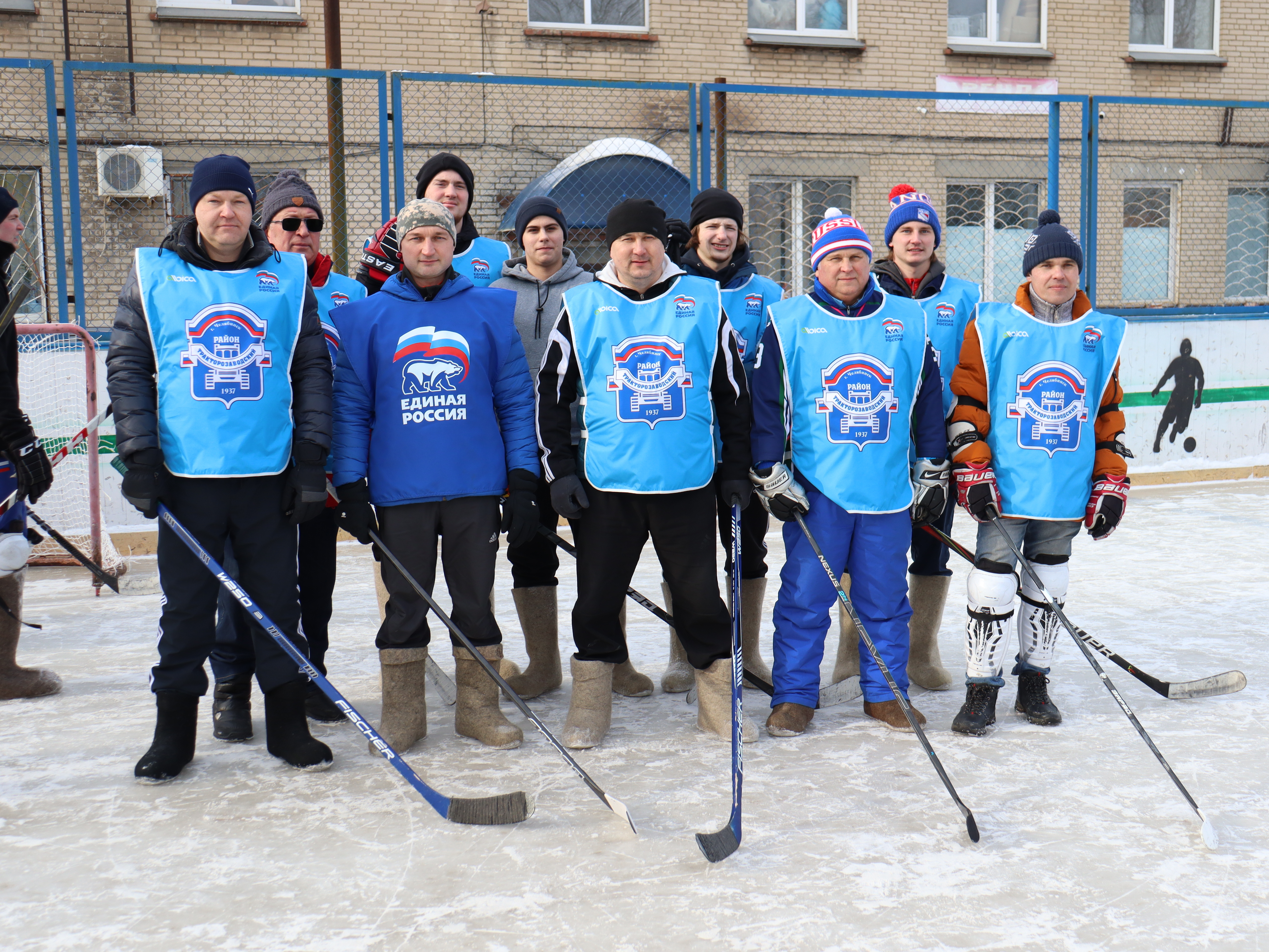 Команда Совета депутатов Тракторозаводского района приняла участие в турнире «Хоккей на валенках»