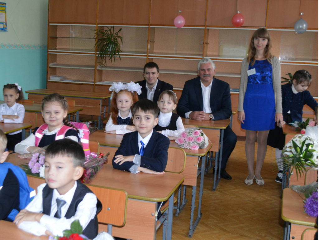 Депутаты Тракторозаводского района провели  традиционную акцию «Здравствуй, школа!»