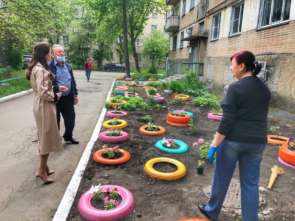 Жители Тракторозаводского района обустраивают свои дворы палисадники