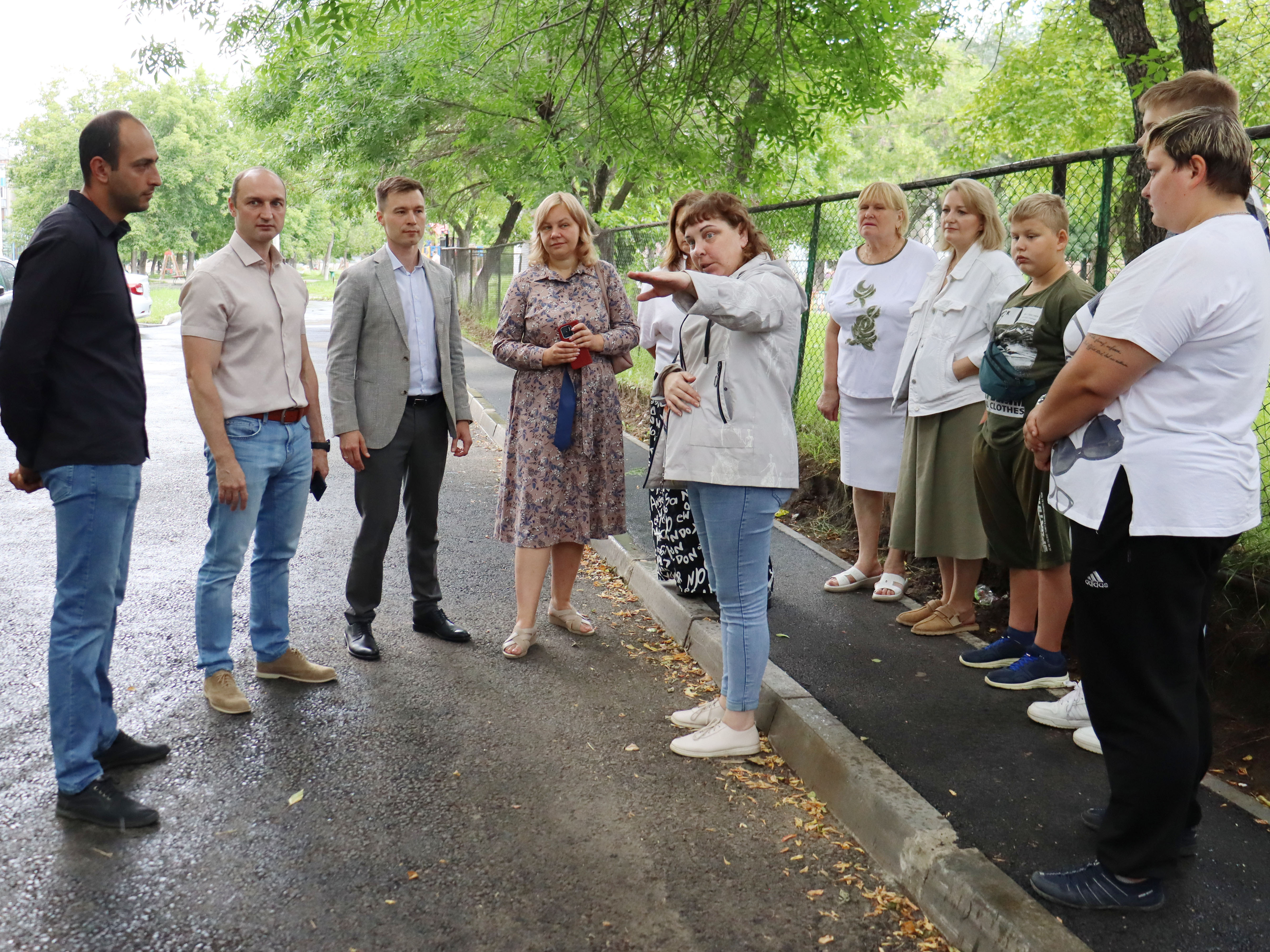 В Тракторозаводском районе на объектах благоустройства провели встречи с жителями