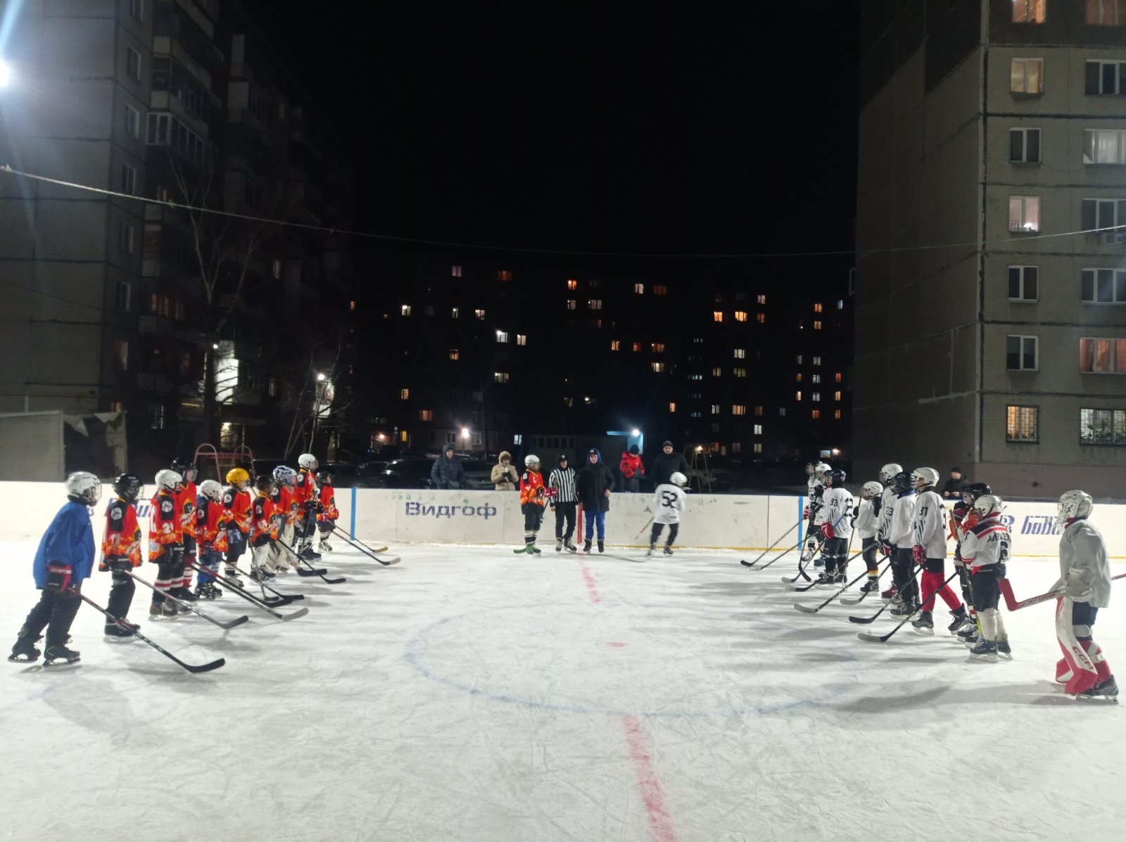 На хоккейных кортах Тракторозаводского района активно проходят отборочные игры Детской Любительской Хоккейной Лиги по Челябинской области