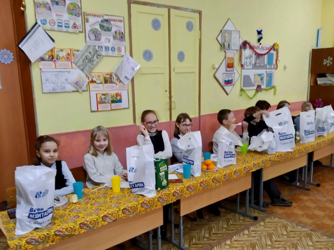 Депутат Виген Мхитарян поздравил 225 детей из ОЦ № 3 с наступающим Новым годом