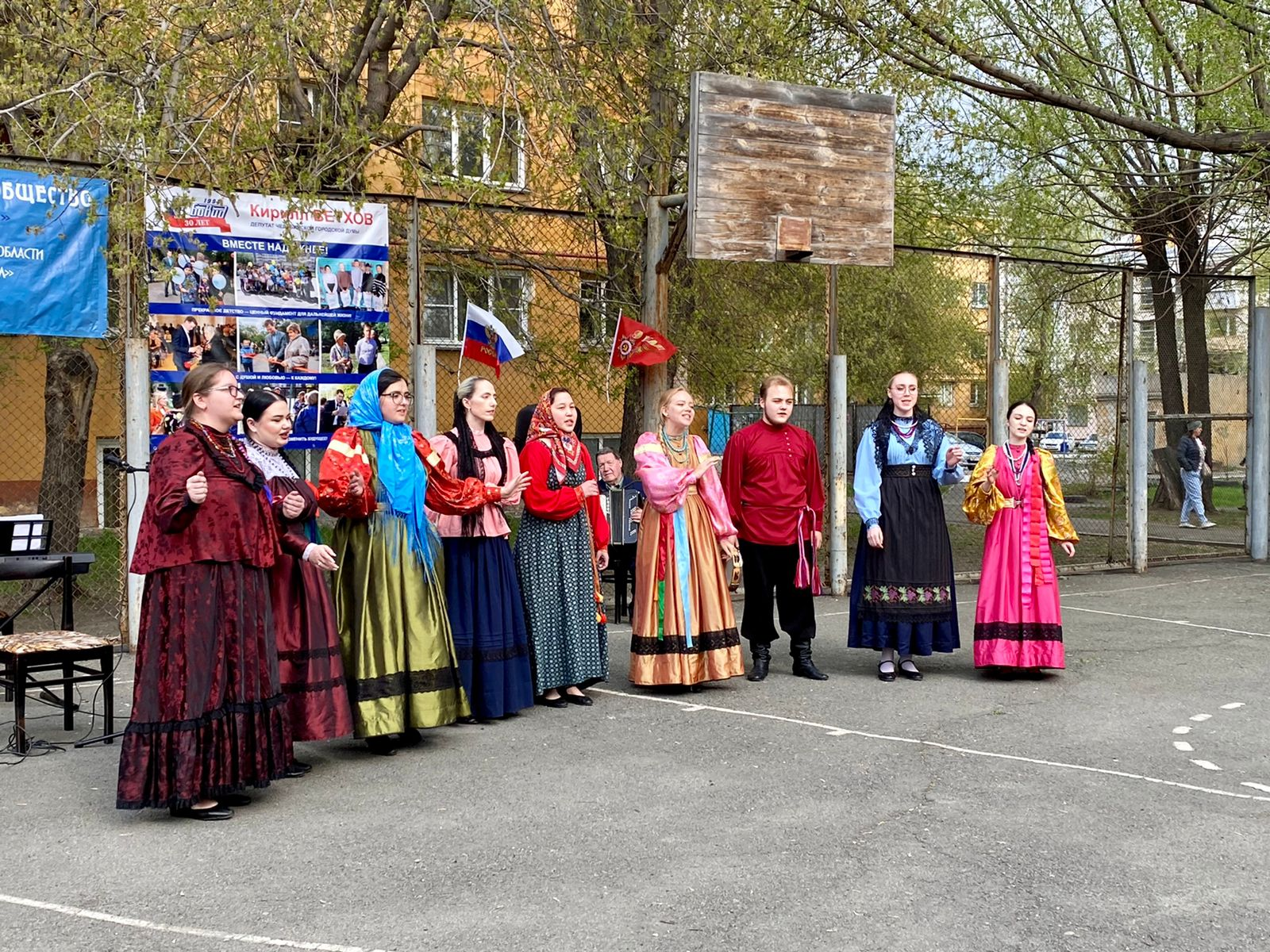 Кирилл Ветхов поздравил жителей своего избирательного округа с Днем Победы.