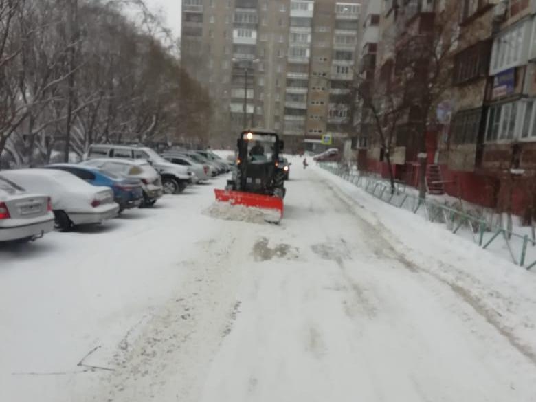 Уборка снега в Тракторозаводском районе продолжается