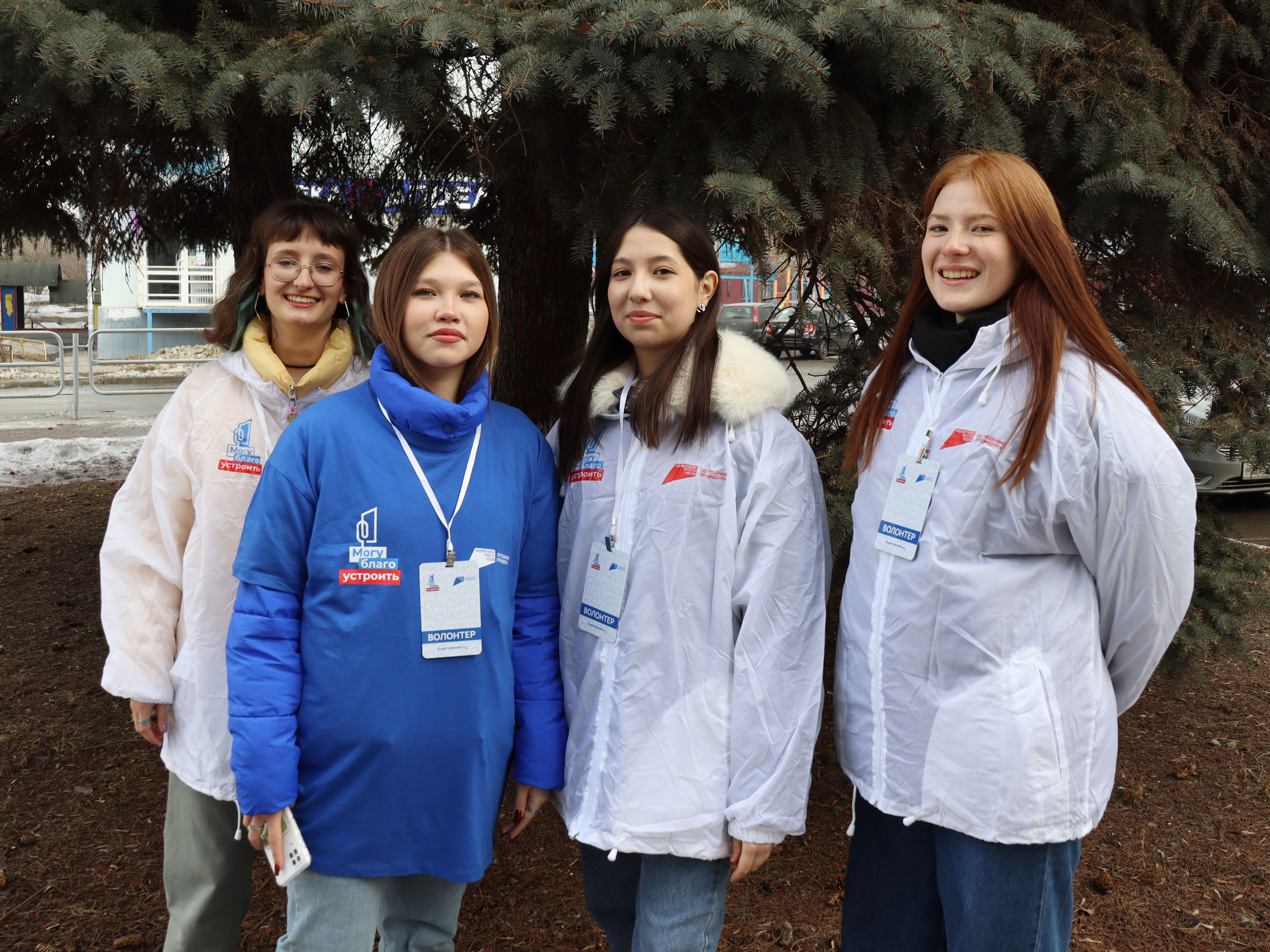 Волонтеры Тракторозаводского района участвуют в благоустройстве территорий