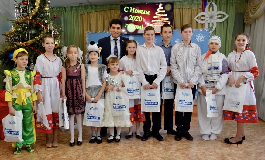 Депутат Виген Мхитарян совместно с благотворительным фондом «ШАГ» организовали 56 адресных подарков для детей, оставшихся без попечения родителей