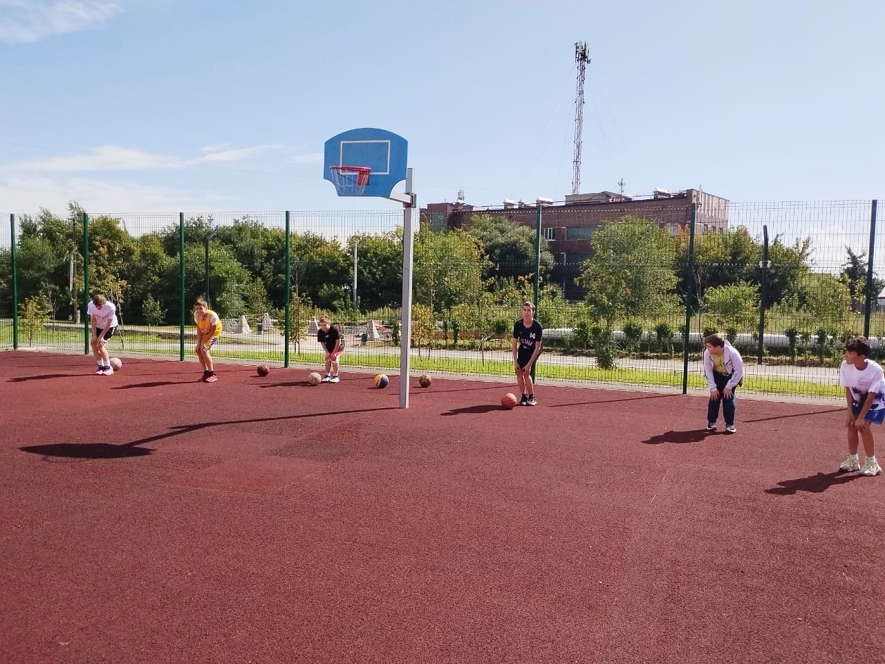 В Тракторозаводском районе проводятся бесплатные тренировки по баскетболу