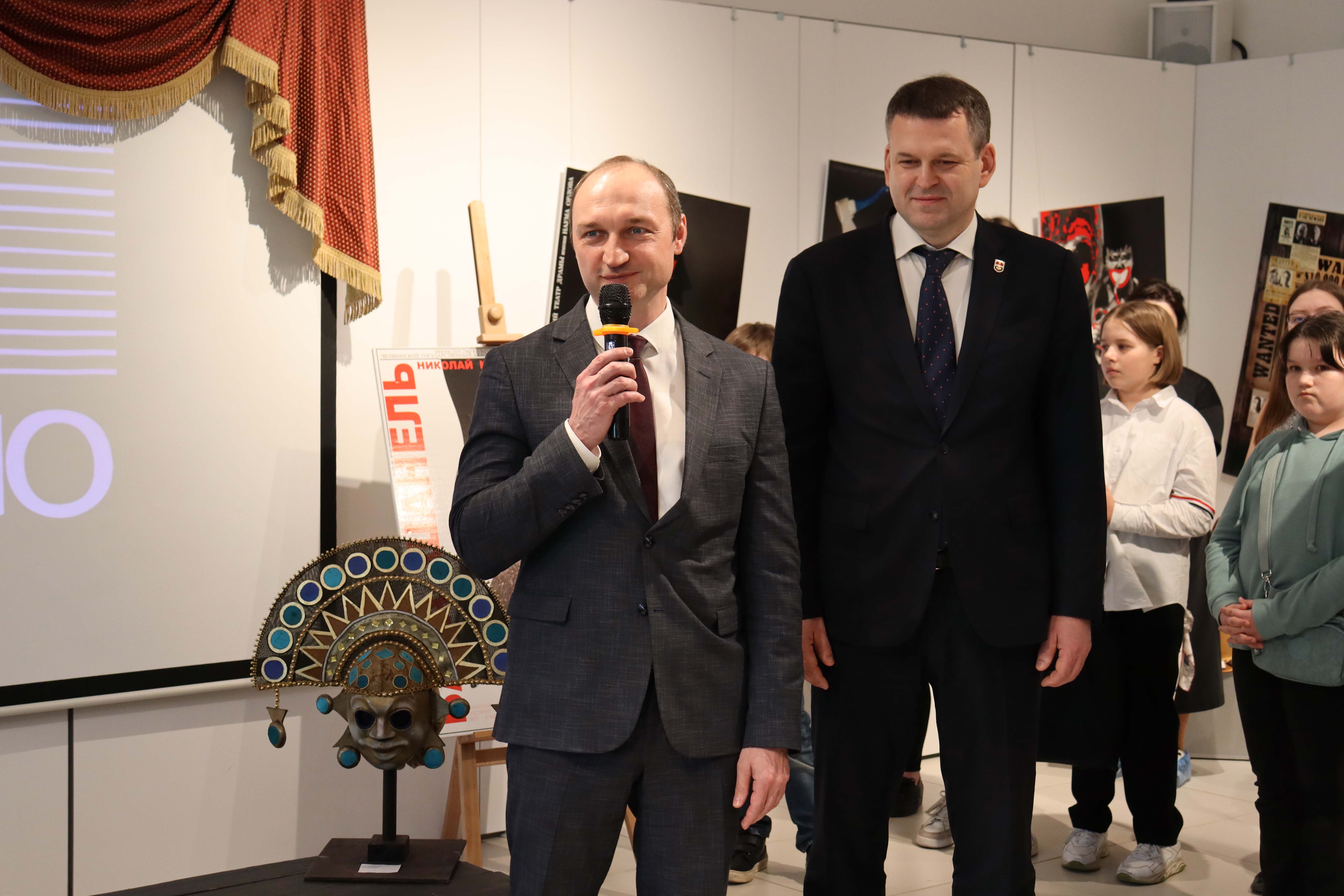 В детской художественной школе искусств района открылась выставка "Зеркало сцены"