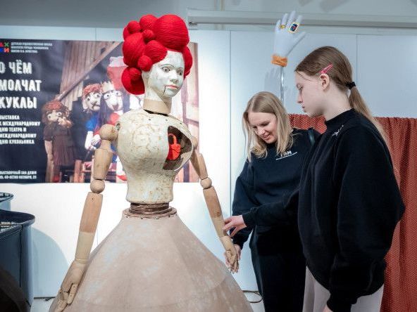 Жители и гости Тракторозаводского района могут посетить выставку «О чем молчат куклы»