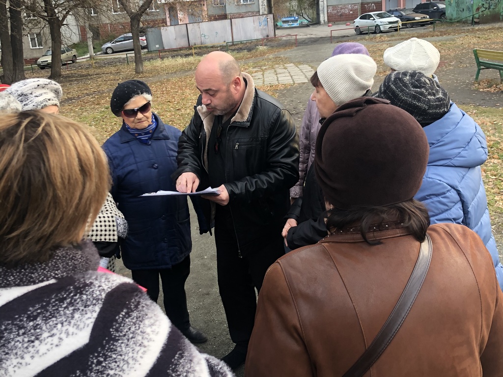 Депутат Михаил Топоровский встретился с жителями для обсуждения вопросов по благоустройству