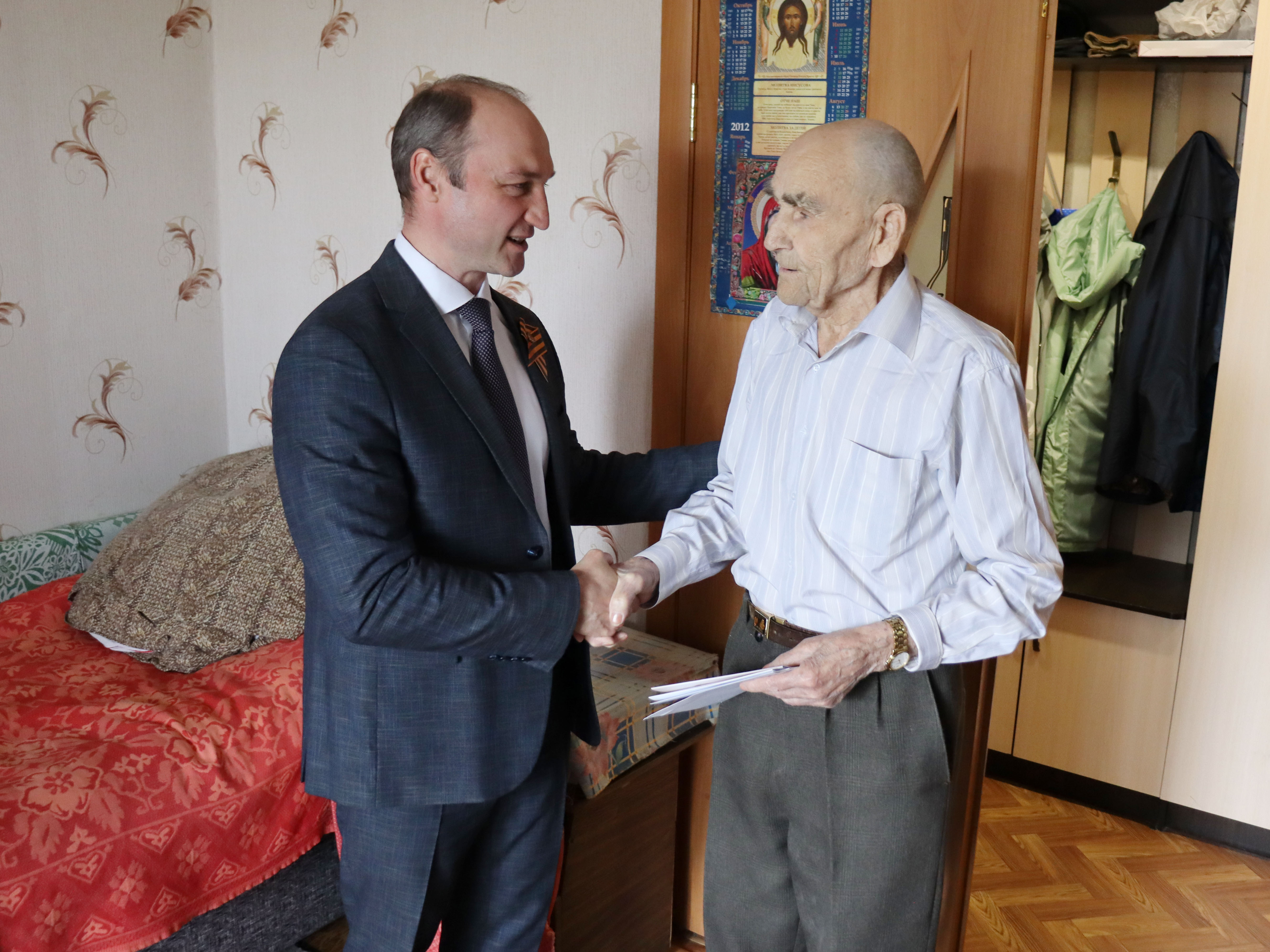 Глава района Юрий Кузнецов поздравил ветерана ВОВ с Днём Победы