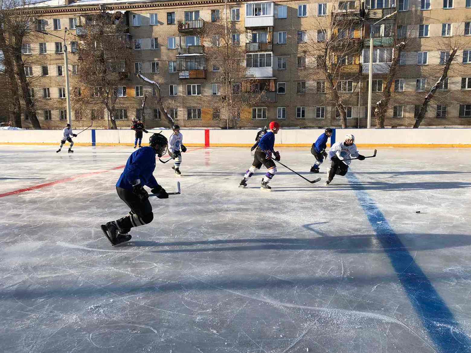 В Тракторозаводском районе идет подготовка ледовых площадок под катки и хоккейные корты