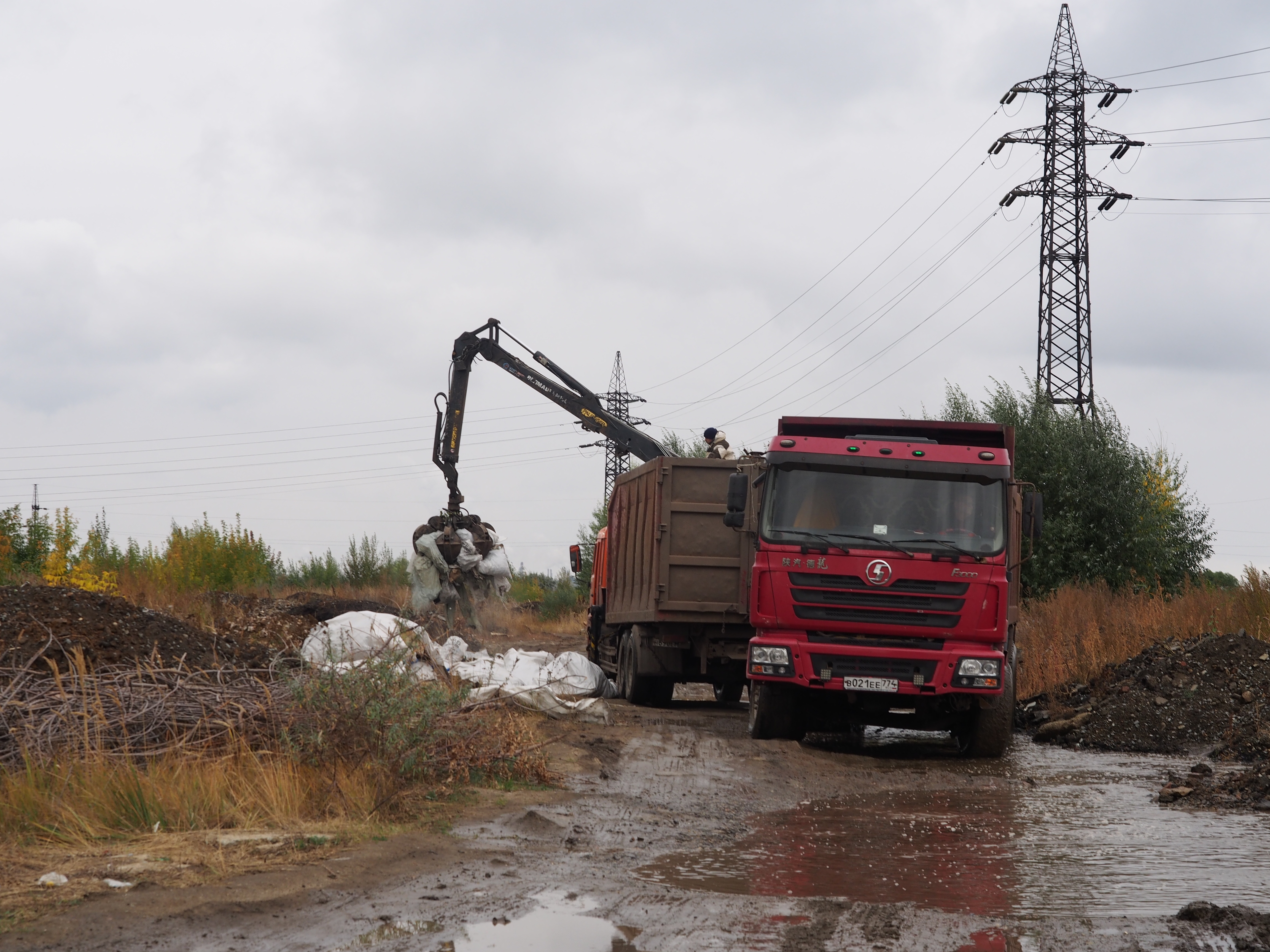 Администрацией Тракторозаводского района продолжается работа по выявлению мест нахождения несанкционированных навалов мусора на территории района
