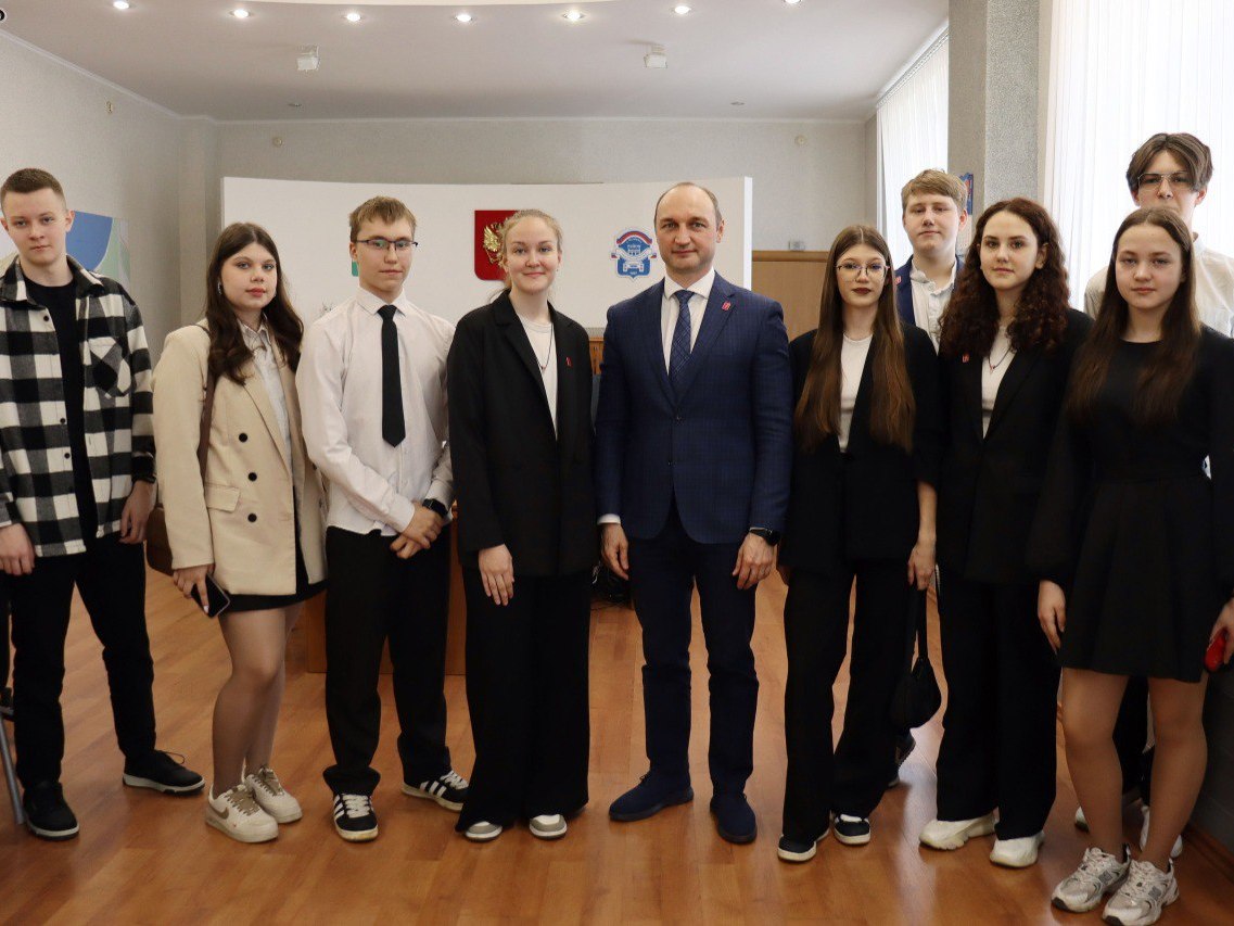 Поздравление Главы района Юрия Кузнецова с Днём молодежи