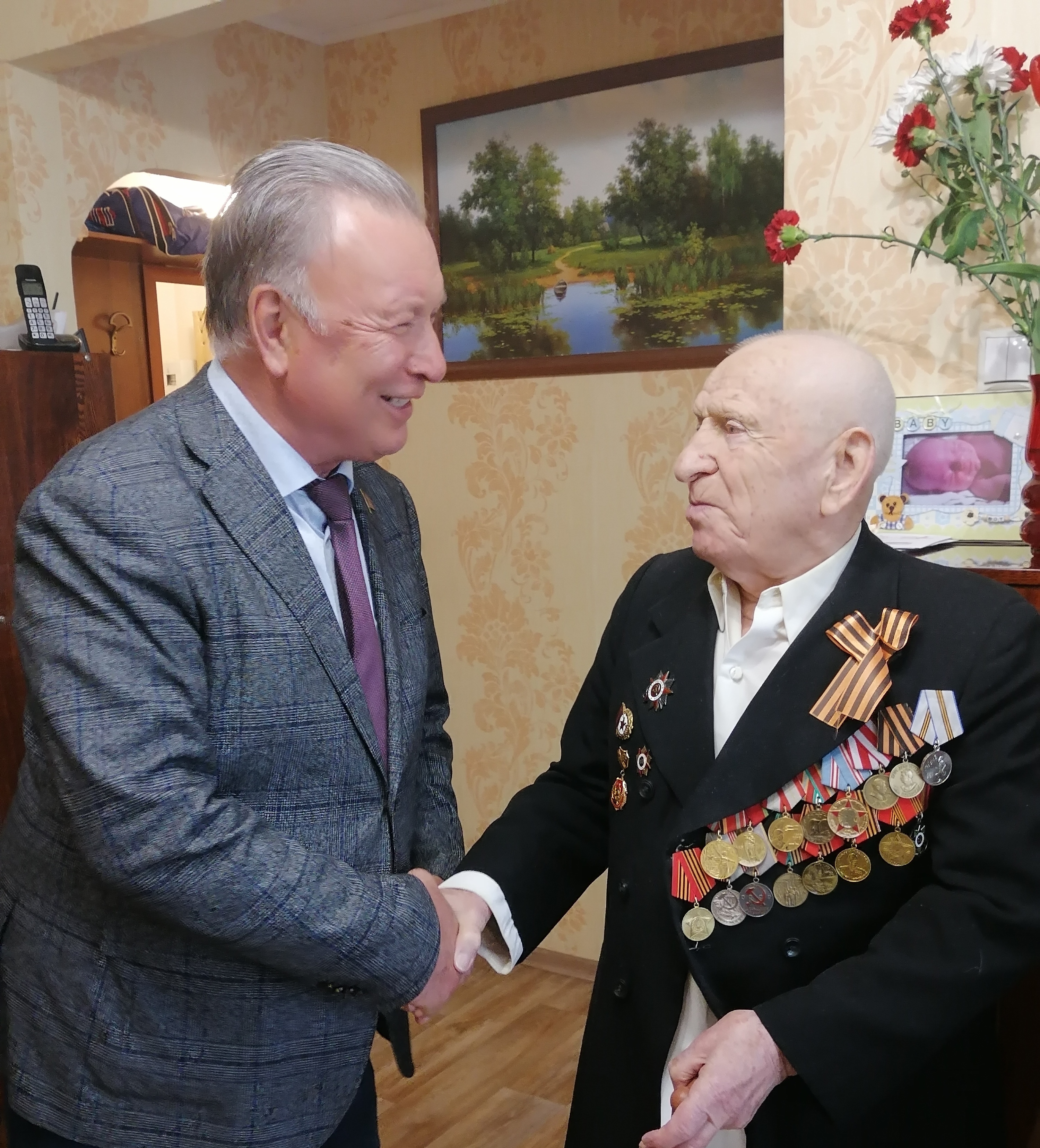 Продолжается поздравление ветеранов  Великой Отечественной войны с Днем Победы
