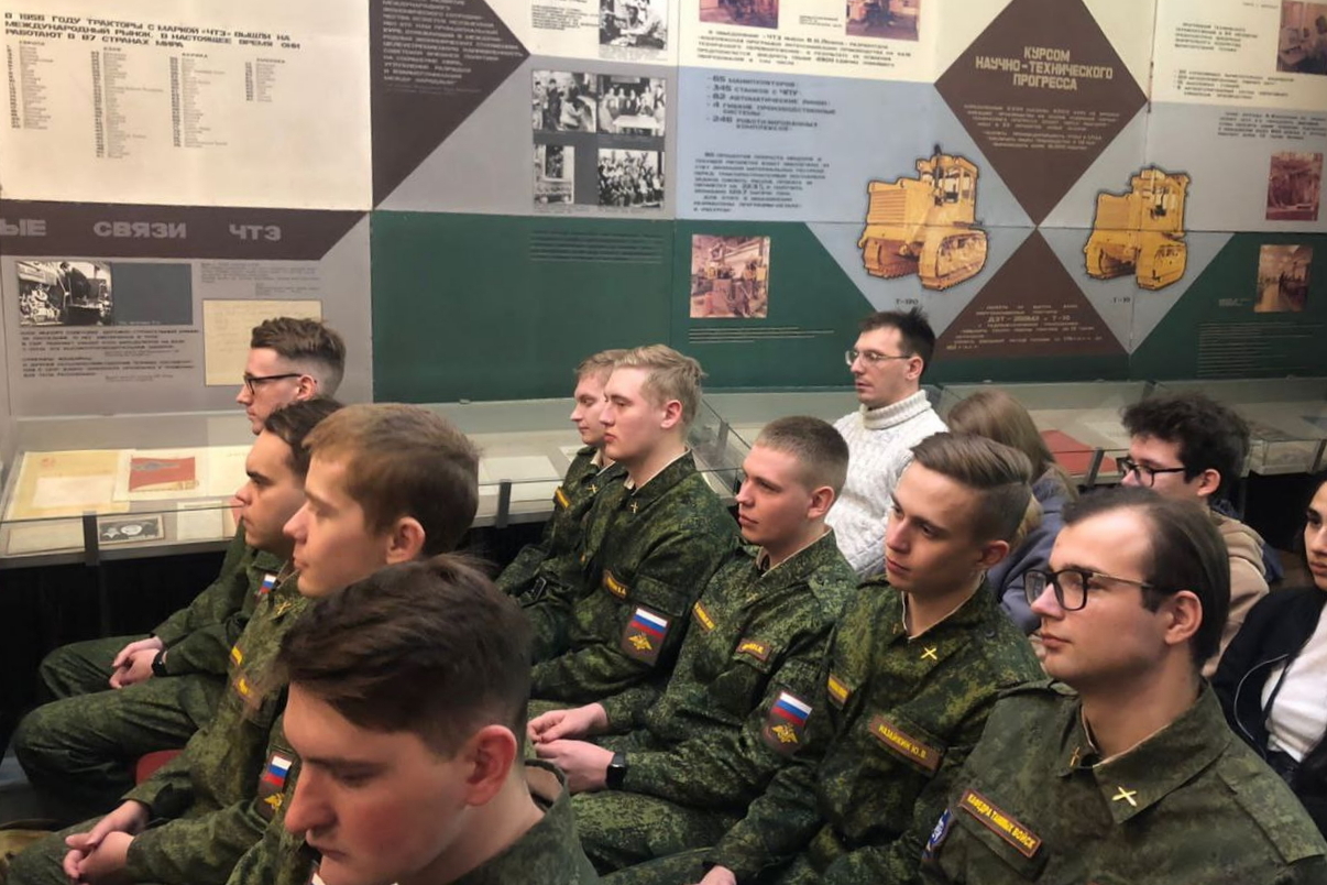Члены Молодежной палаты и студенты военной кафедры ЮУрГУ посетили музей ЧТЗ