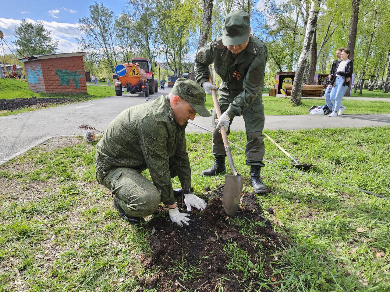 В парке «Сад Победы» высадили саженцы дубков