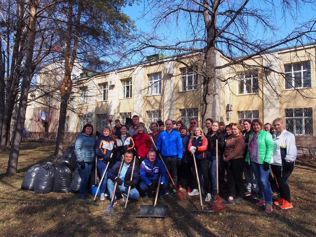 Сотрудники Администрации Тракторозаводского района вышли на традиционный апрельский субботник