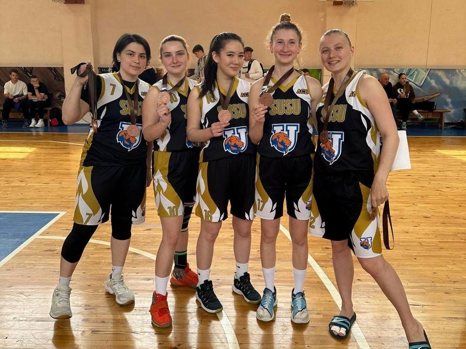 Команда Тракторозаводского района заняла призовое место на соревнованиях по баскетболу