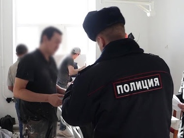 Сотрудники полиции провели рейд по нелегальным мигрантам на стройках в Тракторозаводском районе