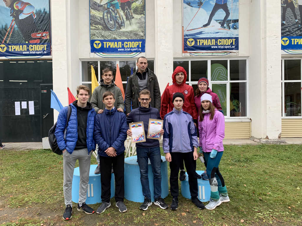 Команда Тракторозаводского района празднует победу в легкоатлетическом кроссе