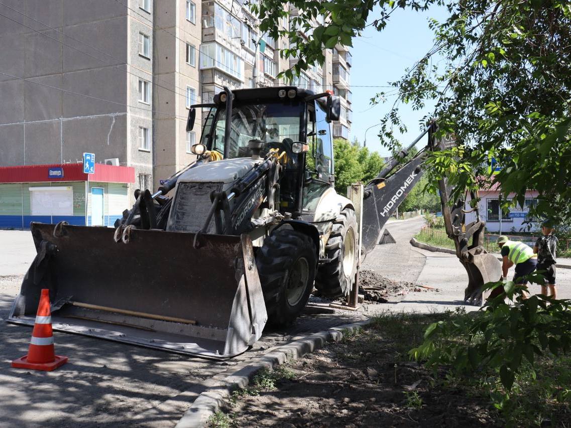 В Тракторозаводском районе продолжается ремонт внутриквартальных дорог
