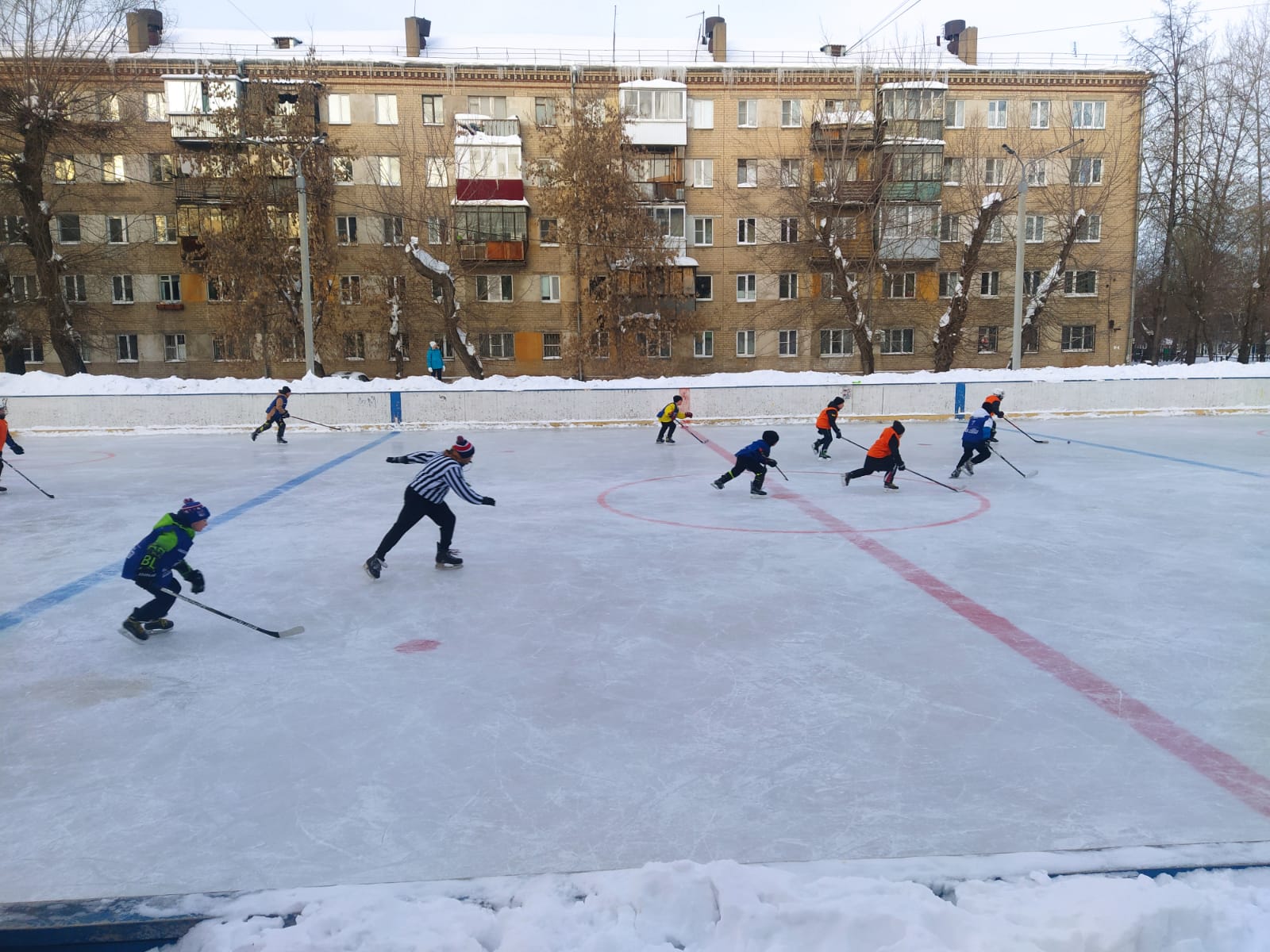 Юные спортсмены Тракторозаводского района выходят на лёд