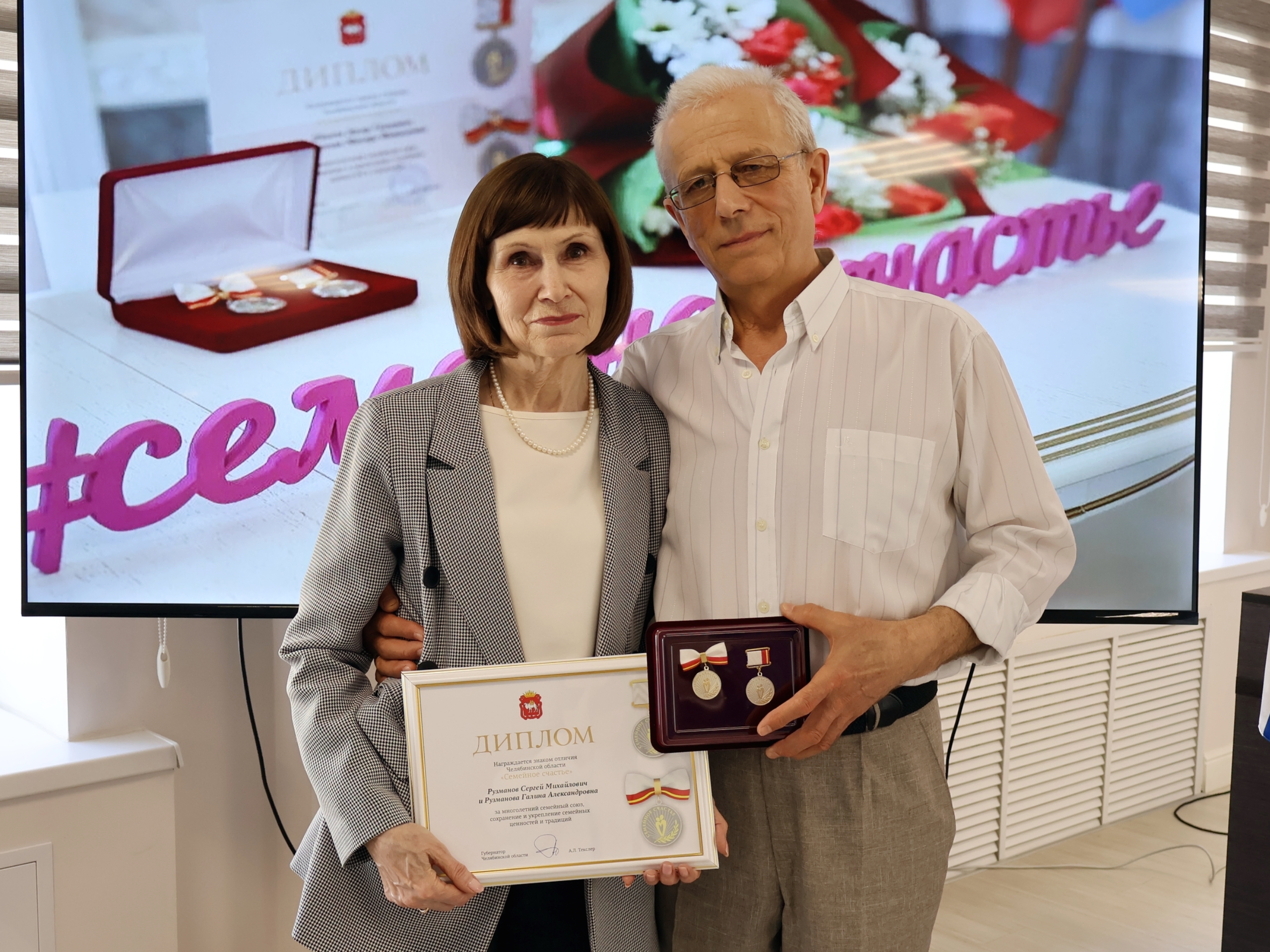 «И через года улыбка твоя согреет меня...» «И через года улыбка твоя согреет меня...»