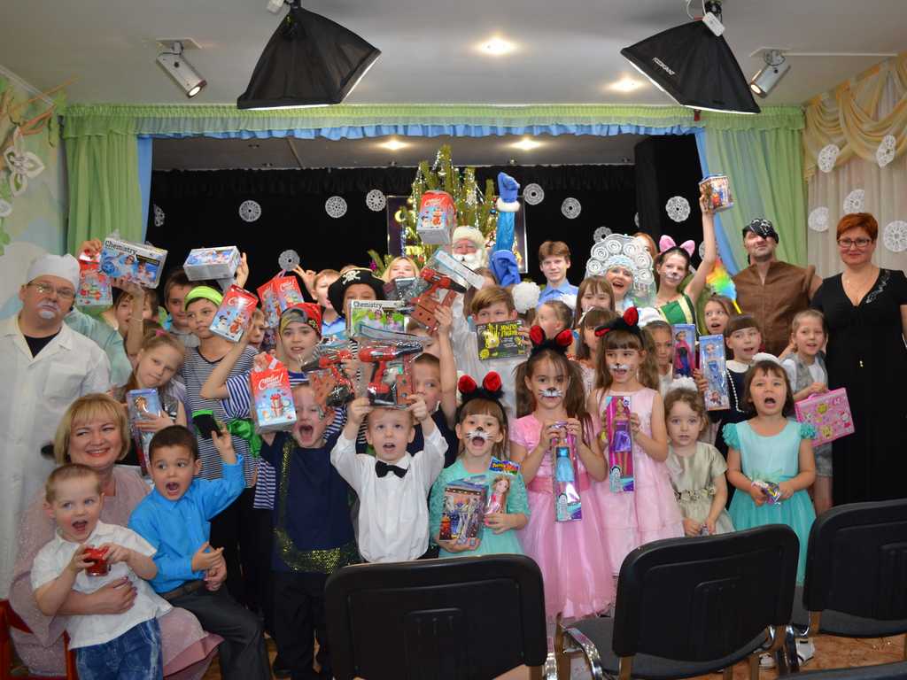 Дети из социально-реабилитационного центра получили подарки от Главы района