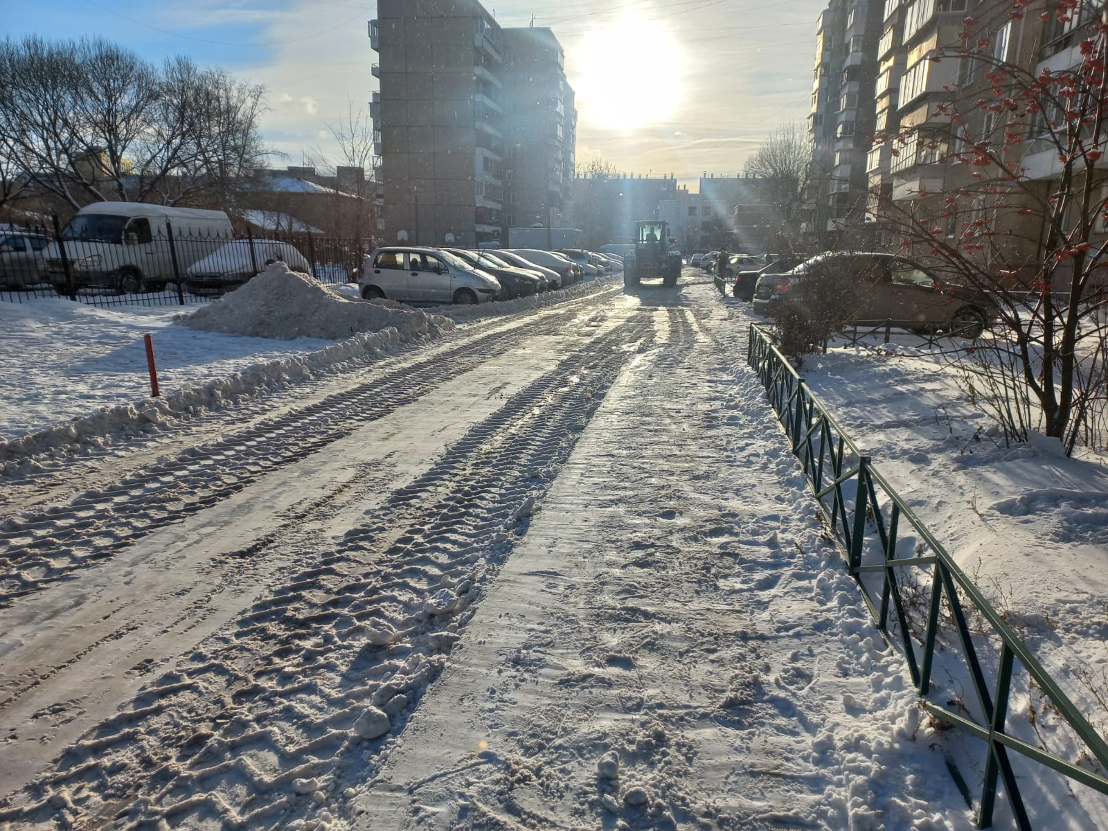 Улицы Тракторозаводского района очищают от снега