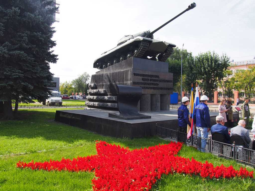 На Комсомольской площади прошло мероприятие, посвящённое 100-летию отечественного танкостроения